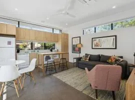 Modern 2-bedroom Apartment - 80 Walkscore!