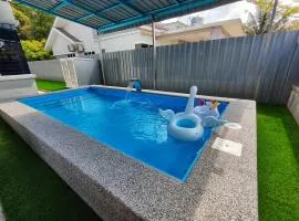 Homestay Temerloh with Private Pool Near Hospital 4 Bedroom 4 Aircond 10pax Free Wi-Fi Netflix