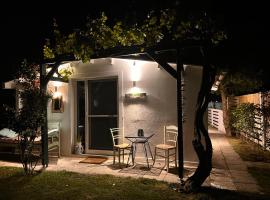 Under the vine garden house、Platánionのホテル