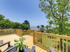 Waterfront Crystal Coast Vacation Rental with Deck!, villa in Marshallberg