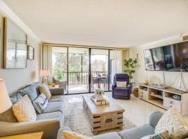 Sunny Fort Pierce Resort Condo with Beach Access!, familiehotell i Fort Pierce