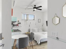 Funky Scottsdale Modern Micro Studio - Walk to OT, ξενοδοχείο σε Scottsdale
