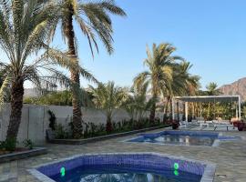 Luxury Farm Stay 50，Badīyah的附設泳池的飯店