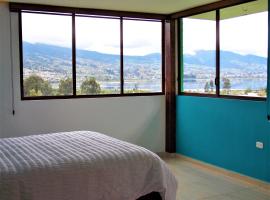 HOSTAL Casa Verde: Otavalo şehrinde bir Oda ve Kahvaltı