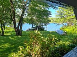 Sherbrooke Lake Cottage with Private Beach, hotel v mestu Mahone Bay