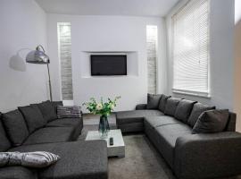 Roscoe House 4 Bedrooms Workstays UK, cheap hotel in Middlesbrough