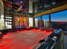 Maciejowe Wzgórze Domek z dwoma niezależnymi apartamentami ze SPA - Sauna, Jacuzzi, Tężnia, Izba Solna i Solankowa, Balia na wyłączność z hydromasażami、ラプカのスパホテル