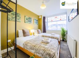 LOW RATE this season for 5 BR House with 2 Baths- Coventry Near Birmingham By Passionfruit Properties With free Netflix Wi-Fi by A45 - THL, apartment in Coventry