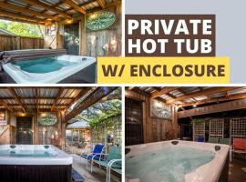 Pet Friendly,Hot Tub, Fire Pit , 2mins from Main, holiday home in Fredericksburg