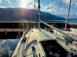 Voilier Sunbeam Yachts 27,5 à quai au Grand Port Aix les Bains, hotel ad Aix-les-Bains
