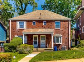 Peaceful Pittsburgh Townhome with Large Yard, sewaan penginapan di Pittsburgh