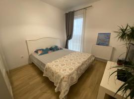 New building with private parking, big balcony and a stunning view: Bragadiru şehrinde bir otel
