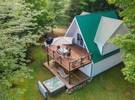 Eastern Township's Getaway! Beach + Ski Haven, chalet de montaña en Magog-Orford