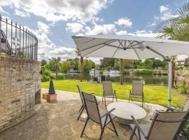Riverside Bliss, 4-Bed Detached Home, Ferienhaus in Wraysbury