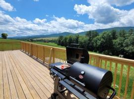 COZY COTTAGE WITH MOUNTAIN VIEW AT LAKEFRONT LOT, khách sạn có chỗ đậu xe ở Stamford