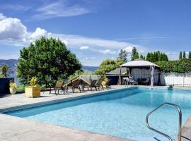 Naramata paradise! Huge Pool & Deck, Families Welcome!, hytte i Naramata