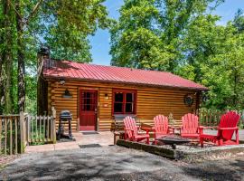 Romantic log cabin with hot tub, hotel in Pigeon Forge