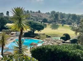 VILLA DANS CADRE D'EXCEPTION - GOLF, PISCINE ET TENNIS PRIVE