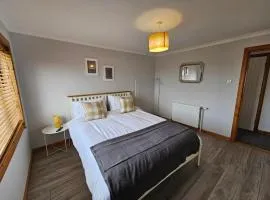 Langley 3-Bedroom Stay with Free Parking, Smart TVs & Long-Stay