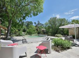 Mas Arguin - Charmante maison avec piscine, hotel in Barjac