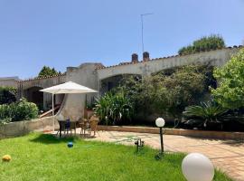 Villa con giardino a due passi dal mare, holiday home in Fontane Bianche