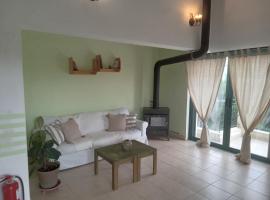 The White Rabbit Guesthouse Eco-Lodge "Cosy Apartment", vacation rental in Psakoudia