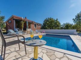 Holiday Home Domina, pet-friendly hotel in Sinj