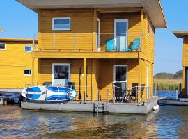 4 Sterne Dtv Floating House, מלון עם חניה בKröslin