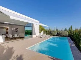 Preciosa villa con la piscina en las Colinas