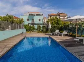 LovelyStay - Downtown Studio with Pool, AC and Balcony