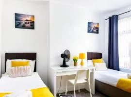 Beautiful 2 Bedroom House - Free Parking - LT House