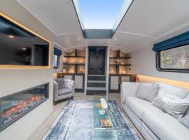 JOIVY Elegant houseboat near Canary Wharf, ботель в Лондоне