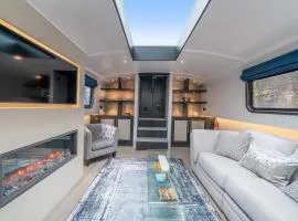 Elegant houseboat near Canary Wharf