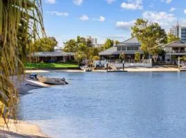 Mooloolaba Waterfront Unit - sleeps 8