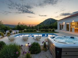 Villa Nebesi with pool and jacuzzi, hotel con parking en Pristeg
