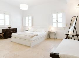 3-Room, 3-Bath Villa with Massive Pool, Central Location, Seconds from Cliff!，位于易莫洛林的酒店