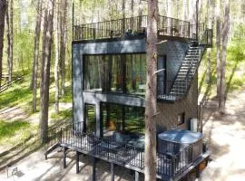 Premium Forest Bungalow with HOT TUB、Ažuluokesaのバンガロー