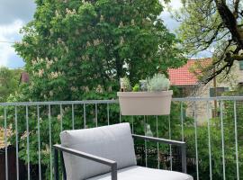 Fe Wo Brunnen - 120 qm- ruhige Lage - viel Natur - komfortabel - grosser Balkon und Garten, hotel with parking in Memmingen
