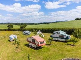 Malvern Hills View Glamping 16+, kamp sa luksuznim šatorima u gradu Bosbury