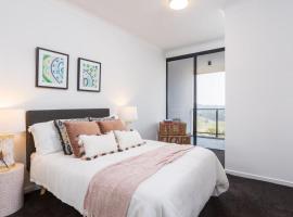 Luxury Private Queen Room with Balcony & Bathroom in Shared Apartment Panorama Gold Coast, apartmán v destinaci Gold Coast