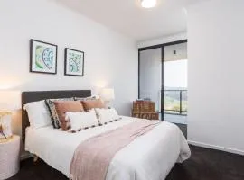 Luxury Private Queen Room with Balcony & Bathroom in Shared Apartment Panorama Gold Coast