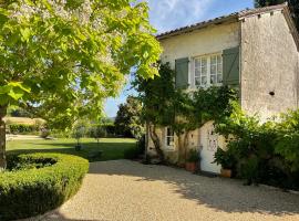 Les Petits Vingnes, hotel with parking in Édon