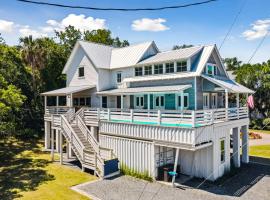 213 W Indian - Unique Pool House -Central Location, hotel with pools in Folly Beach