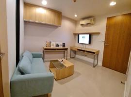 Free Airport Pick up ,1 BR 4 mins from BTS Ekkamai, hotel in Khlong Toei