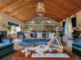 Balsoon Lodge, chalet i Navan