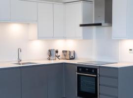 Lovely 2 bed Penthouse in Loughton central location, cheap hotel in Loughton
