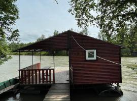 Small Cabin on river Jabukov cvet, hotel with parking in Banatski Brestovac