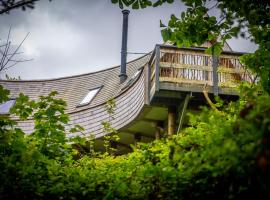 Skapya Treehouse with private hot tub .: Helston şehrinde bir otoparklı otel