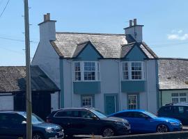 Viesnīca ar autostāvvietu 3 bedroom townhouse right on the harbour pilsētā Isle of Whithorn