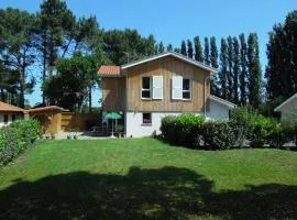 Marensines - Capbreton jolie villa mitoyenne sur grand jardinet et terrasse en bois